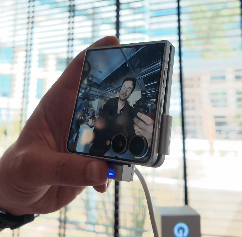 Samsung Galaxy Z Flip7: מהפכת ה-AI המתקפלת שמשנה את כללי המשחק