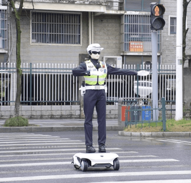 הרובוט המשטרתי החכם של AiMOGA Robotics: העתיד של ניהול התנועה והבטיחות העירונית כבר כאן