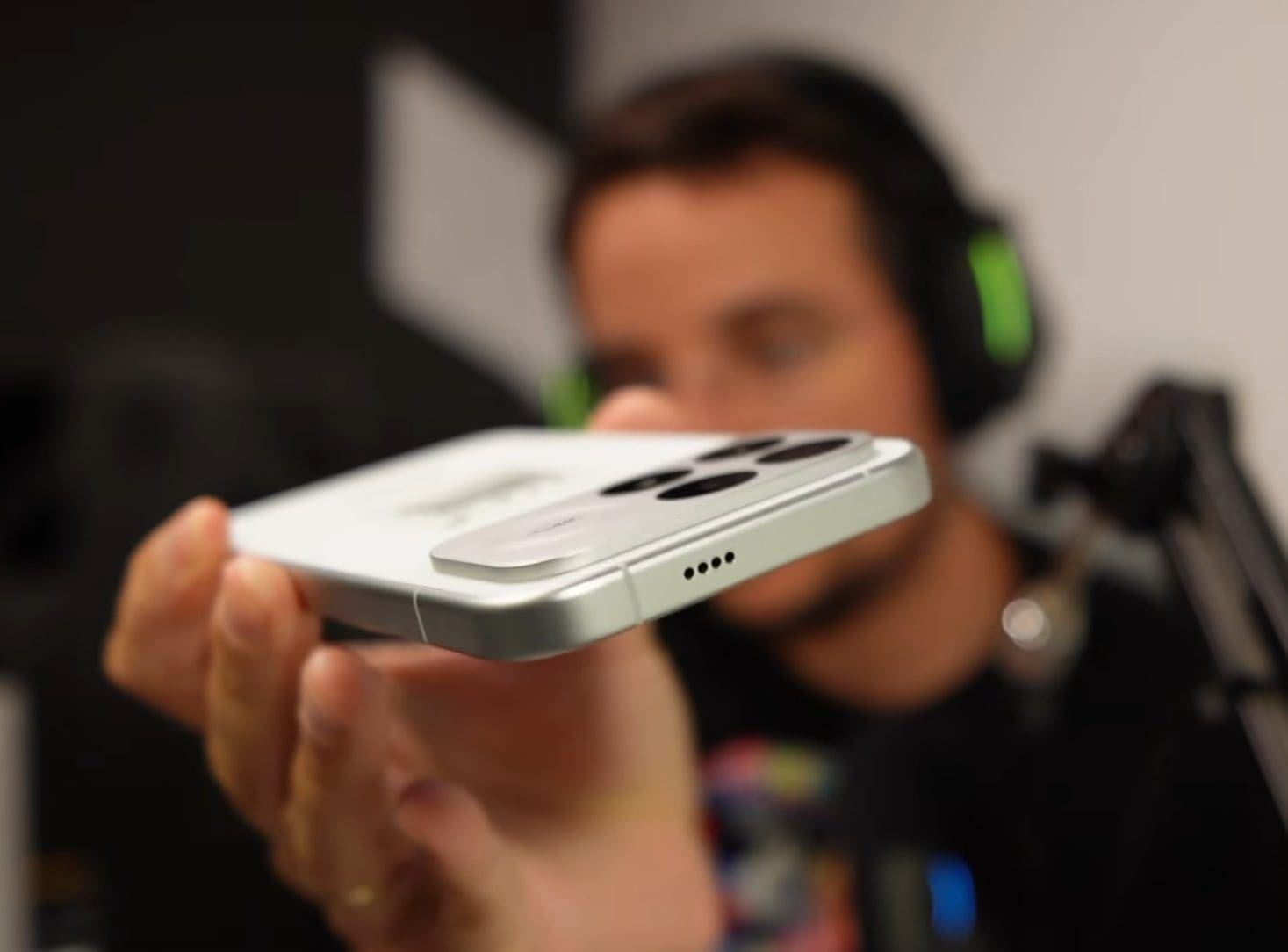 POCO F9 מגיעה לישראל: ביצועי Snapdragon מהדור החדש, מצלמת 200MP, מסכי 2K וצליל של BOSE